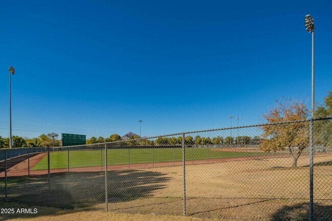 Building Photo - GORGEOUS Updated 2 bedroom Condo in Old To...