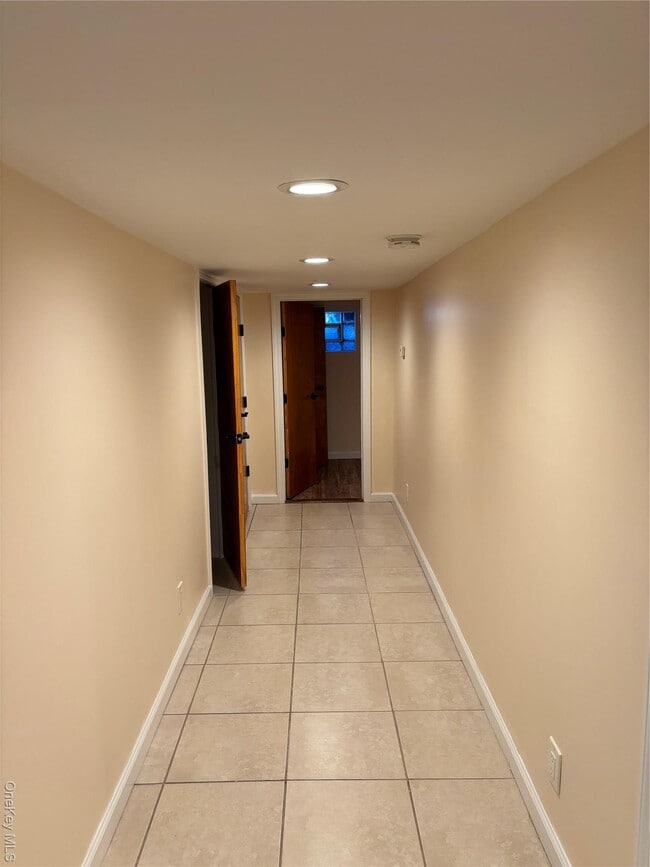 Building Photo - 536 N 6th St