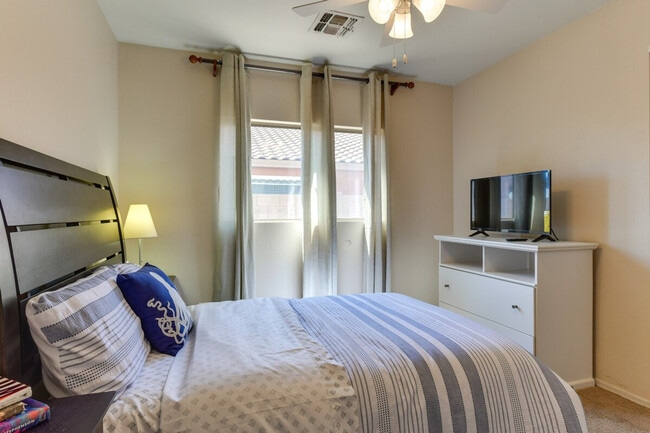 Building Photo - 1836 N Parkside Ln