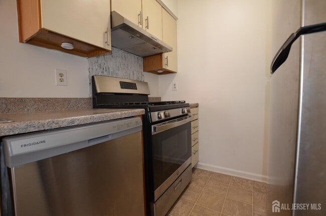 Building Photo - 14 Lear Ct