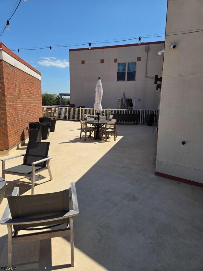 Building Photo - 48 S Park St