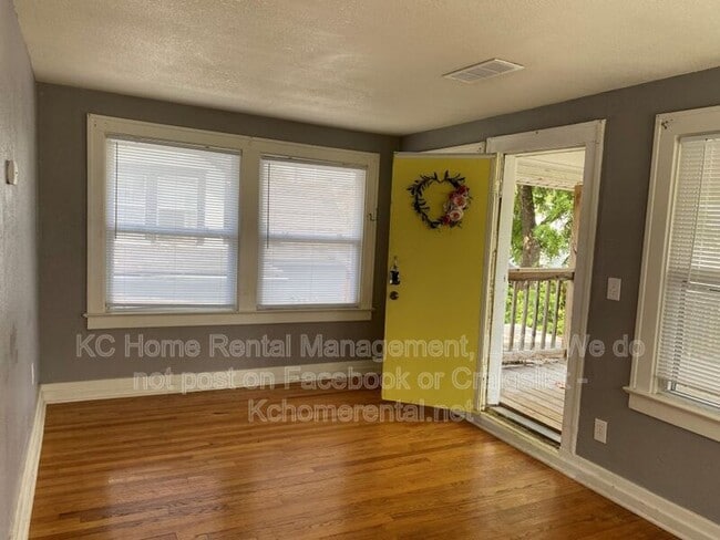 Building Photo - 406 W 77th St