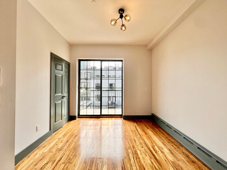 Building Photo - 52 Monitor St