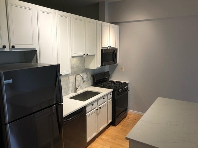 Building Photo - 3944 N Claremont Ave