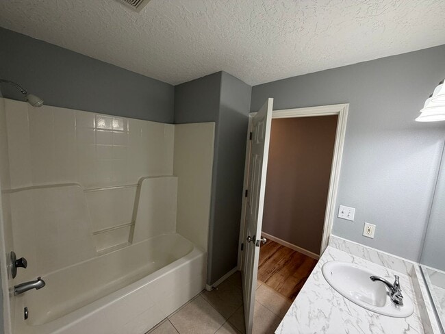 Building Photo - Large 2 Bedroom with Fenced Yard!