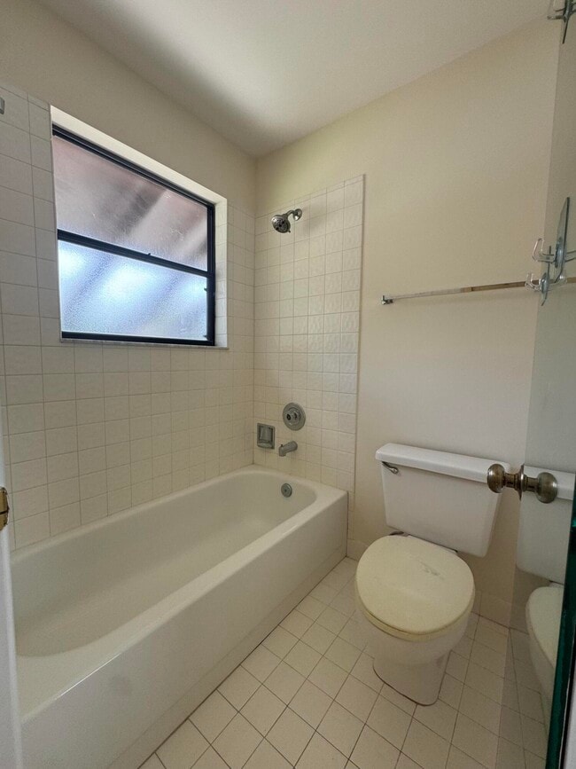 Building Photo - 446 Knollwood Ct