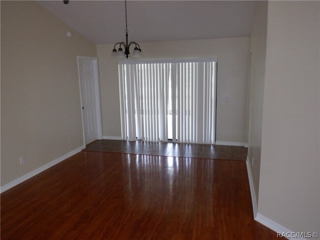 Building Photo - 335 E Falconry Ct