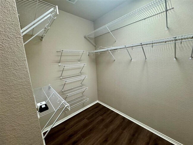 Building Photo - 2110 Charlotte Estates Dr