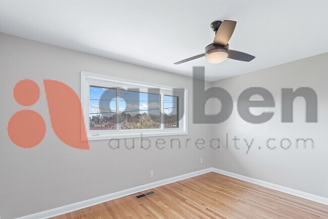 Building Photo - 4430 Lilac Ln