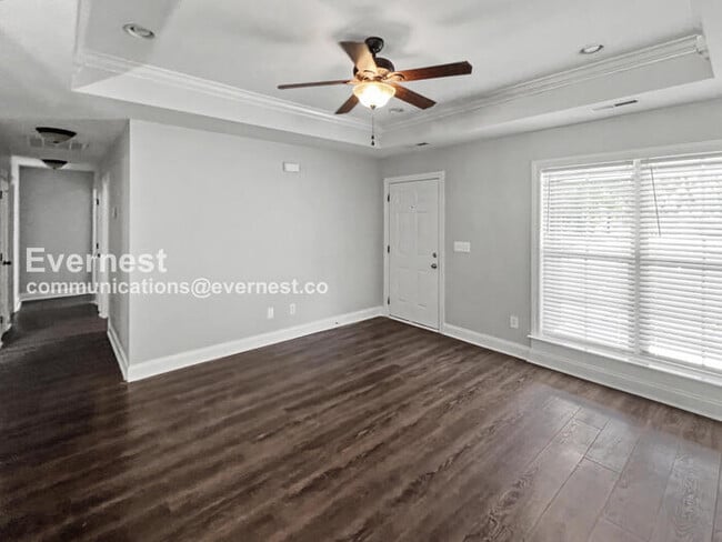 Building Photo - 3 Bed, 2 Bath Home with Fenced Yard & Garage / Pet-Friendly / Available Now!