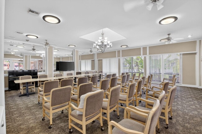 Building Photo - 9299 Vista Del Lago