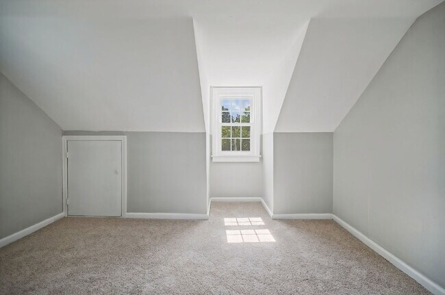Building Photo - RARE FIND-4 BEDROOMS, 2 BATHROOMS, FENCED BACK YARD and GARAGE-PETS!!
