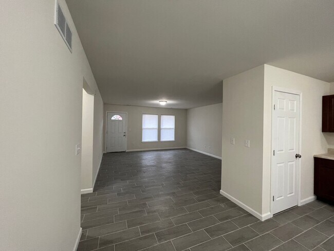 Building Photo - Home on 5 Acres
