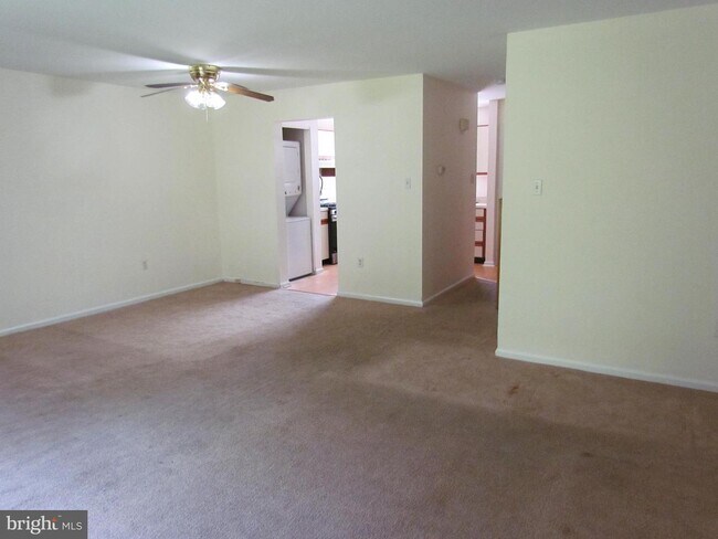 Building Photo - 9 Cohanzick Ct
