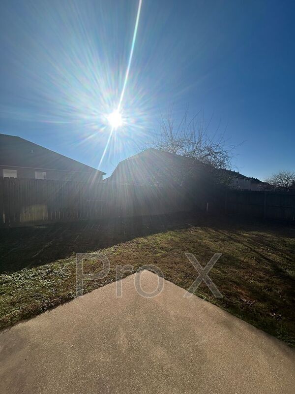 Building Photo - 3005 SW Amberwood Ave