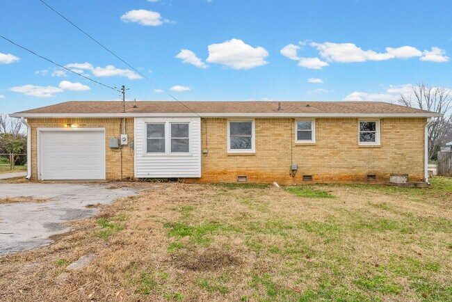 Building Photo - 3 Bedroom Pet Friendly Home For Rent Near Post!