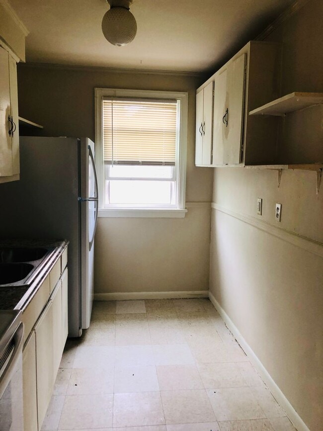 Building Photo - Adorable 3 bdrm/1 bath Home Located in Desirable West End!