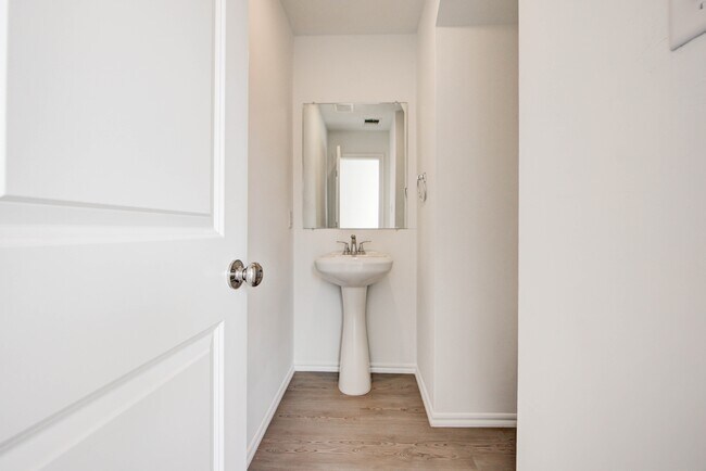 Building Photo - 2011 Delphine Dr