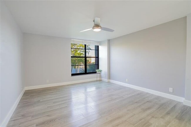 Building Photo - 7 Royal Palm Way