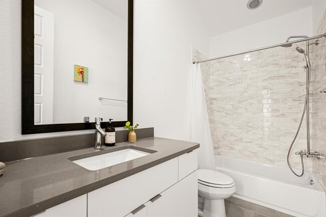 Building Photo - 6013 Florencia Ln