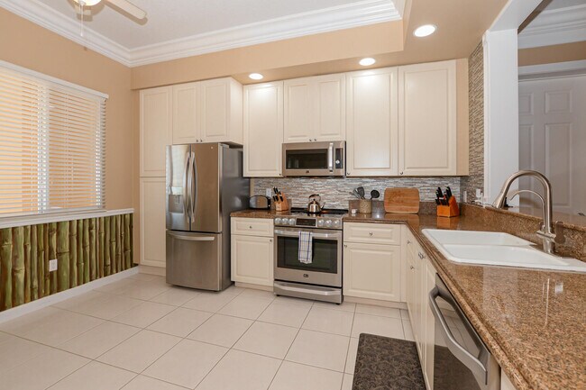 Building Photo - 35 Harbour Isle Dr W