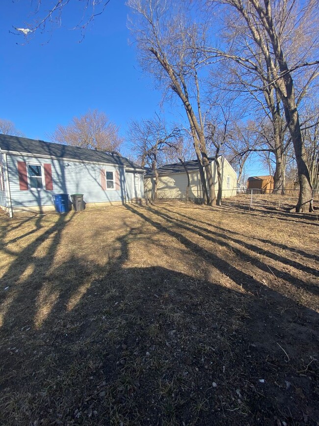 Building Photo - 2 Bedroom on the East Side - Fenced In Bac...