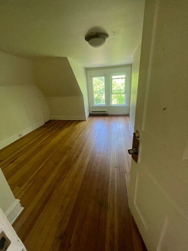 Building Photo - 52 Hickok Pl