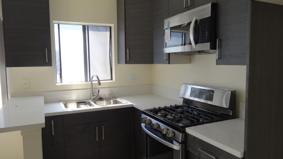 Building Photo - 518 Oak St