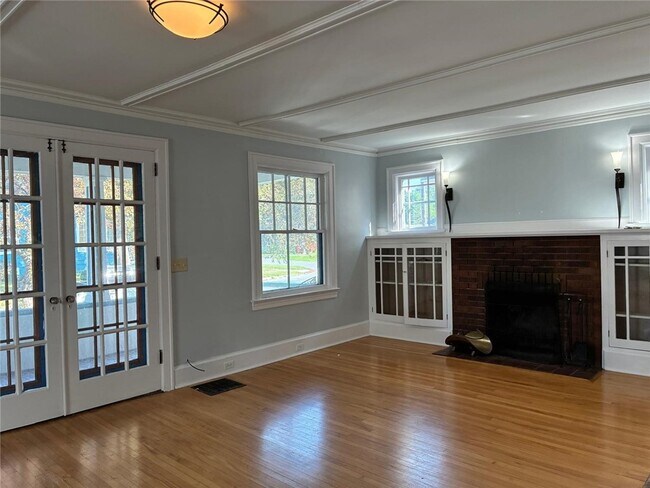 Building Photo - 314 S Pleasant St