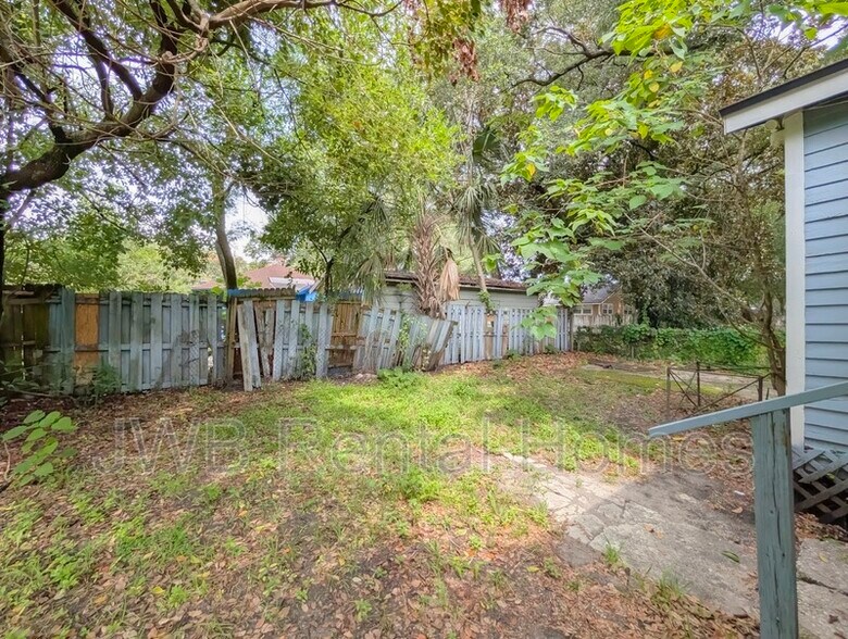 Building Photo - 1734 Brackland St