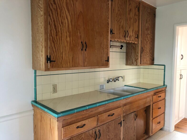 Building Photo - 834 12th St