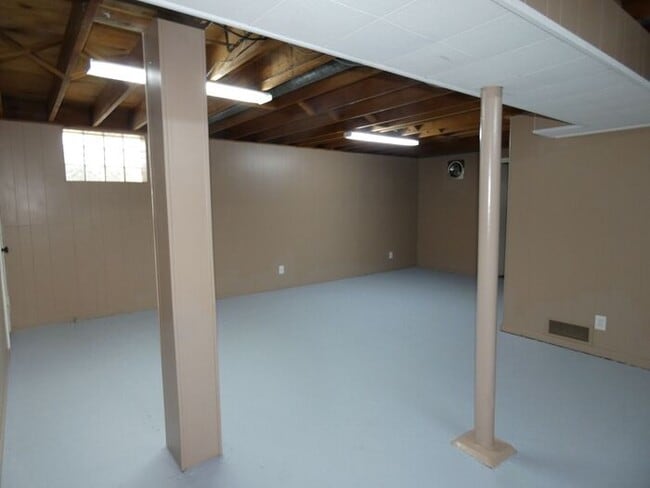 Building Photo - Beautiful Home In North Kansas City School...