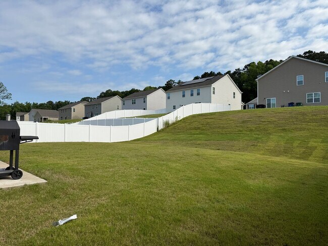 Building Photo - Like New Beautiful Home in Locust!