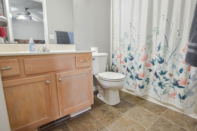 Building Photo - Pet Friendly Three Bedroom!