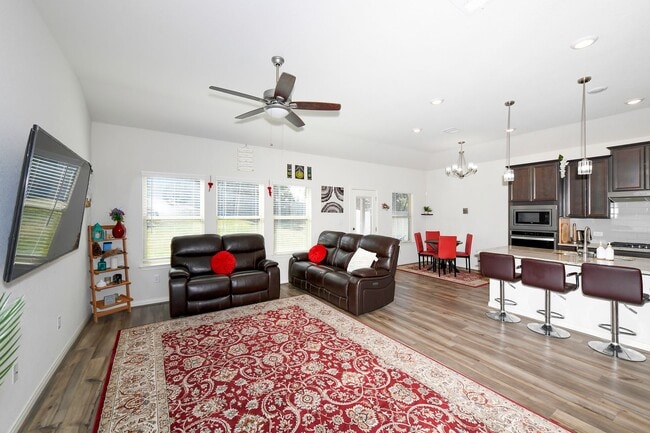 Building Photo - Nestled in the highly sought-after Scenic ...