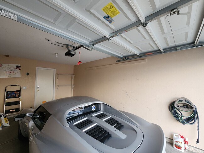 Building Photo - Modern Comfort in the Heart of Summerlin!