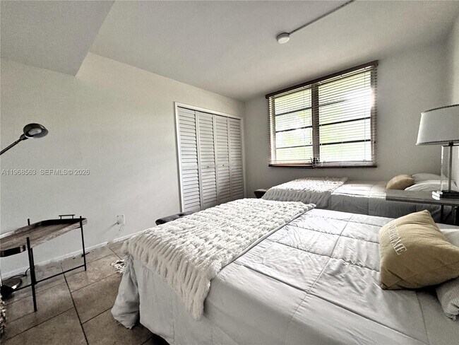 Building Photo - 901 W Cypress Ln