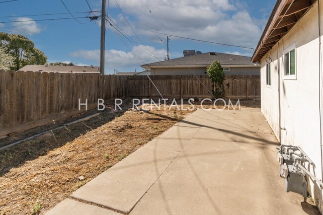 Building Photo - Freshly Renovated Home with Brand-New Flooring and Remodeled Kitchen in Manteca