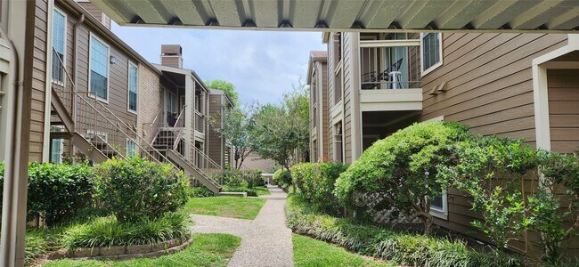 Building Photo - 1860 White Oak Dr