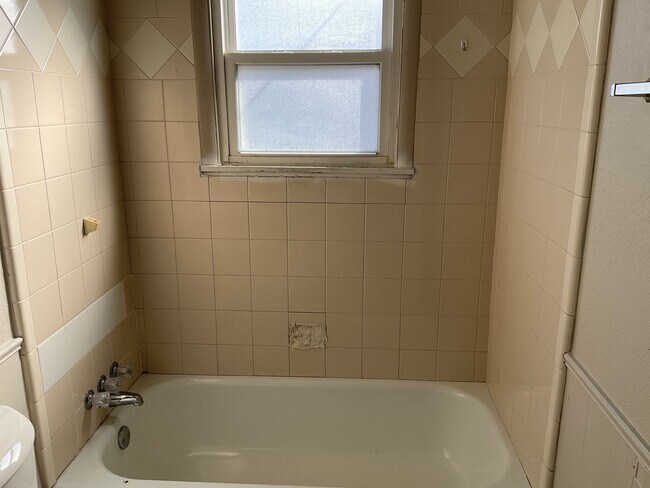 Building Photo - 2304 Doris Ave