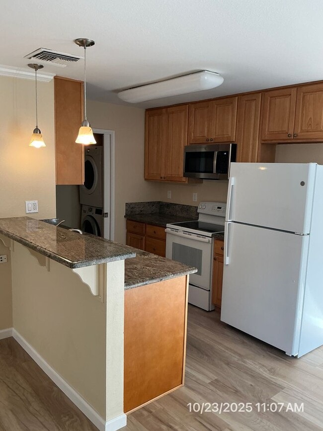 Building Photo - 2 Bedroom Condo