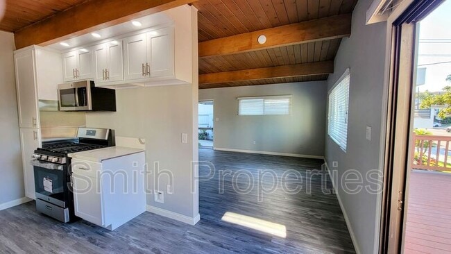 Building Photo - 606 N Irena Ave