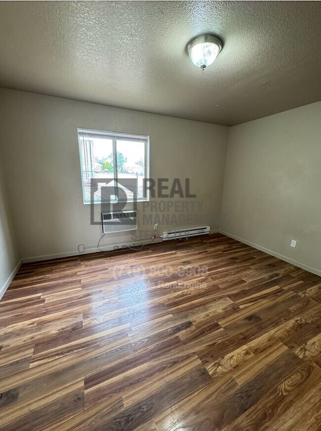 Building Photo - 1717 Oakshire Ln