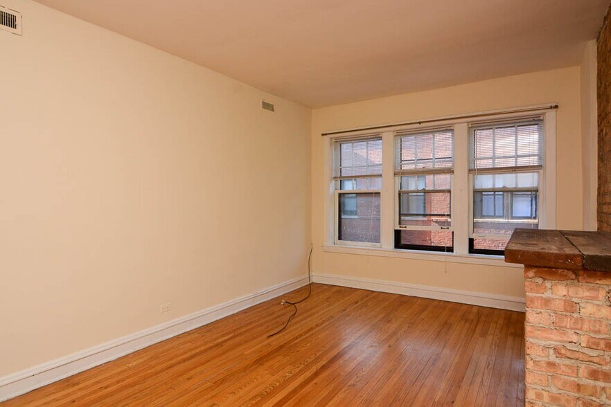 Building Photo - 3530 N Racine Ave