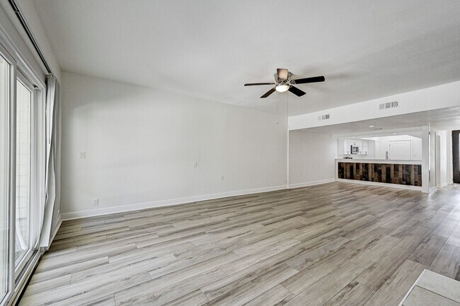 Building Photo - 2022 Lakewood Ct