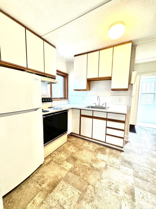 Building Photo - AVAILABLE August 15th - 2 BED, 1 BATH HOME