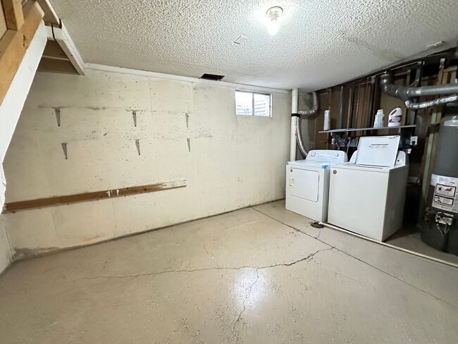 Building Photo - Recently Updated 3 Bedroom 2 Bath Home - A...