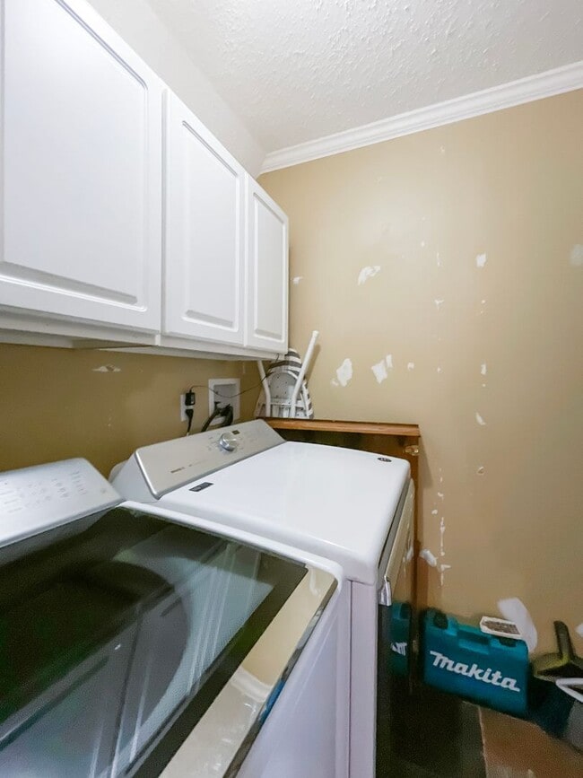 Building Photo - On Bus Route! 2bed/2.5 Bath, Sunny Town House!