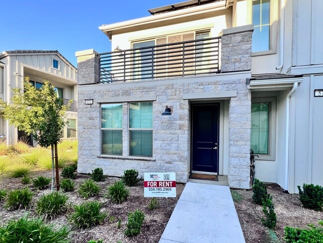 Primary Photo - $2,395 Herndon & Peach, 2 Bedroom Townhous...