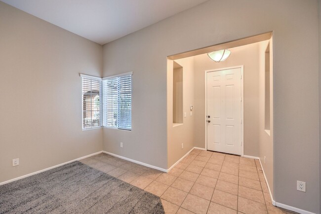 Building Photo - Gorgeous 6Bed/5Bath/4Car, 2-Story Home located in the Mountains Edge